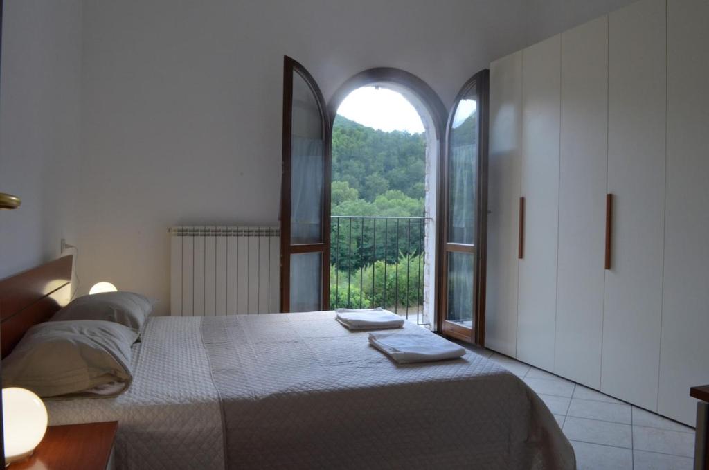 Oasi di Piobbico Piscina con Vista sul Monte Nerone