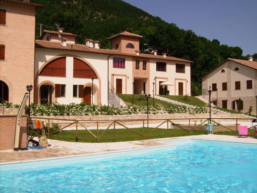 Oasi di Piobbico Piscina con Vista sul Monte Nerone