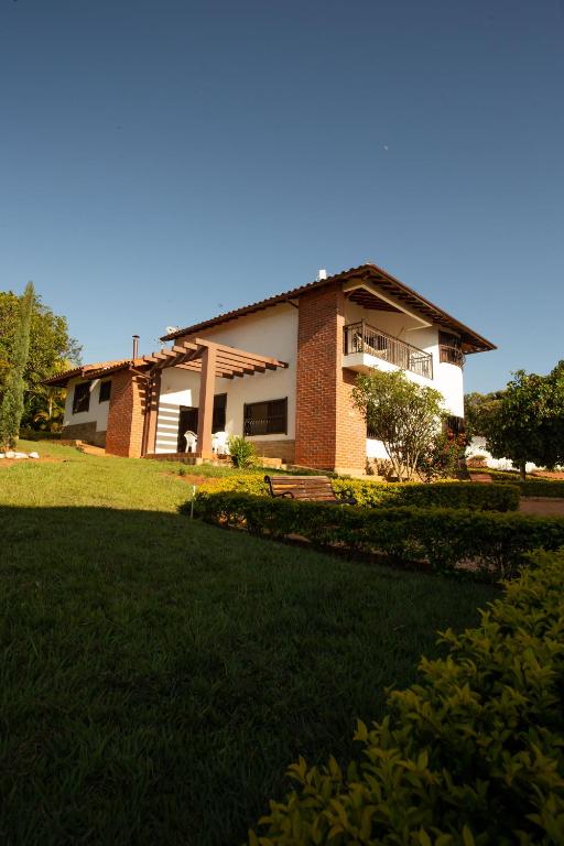 una casa con césped delante en Condominio Parque Baviera, en Barichara