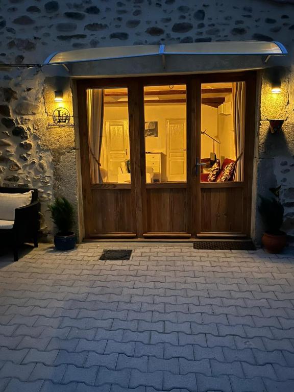 une porte d'entrée d'une maison la nuit dans l'établissement La Loubière - Gîte, à Cessenon