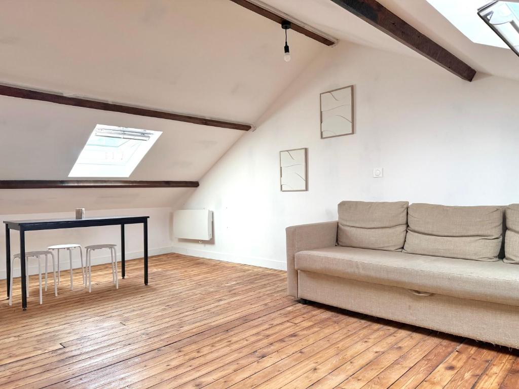 a living room with a couch and a table at Cosy Appartement proche de Paris in Villeneuve-Saint-Georges