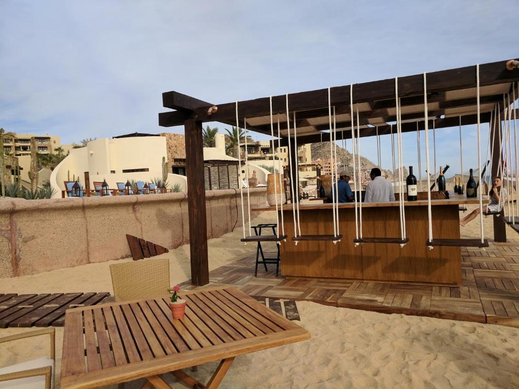 patio z barem na dachu budynku w obiekcie Three Bedroom Villa - Waldorf Astoria Los Cabos Pedregal w mieście Cabo San Lucas