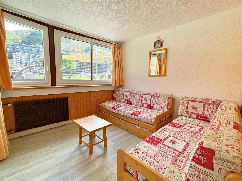 une chambre d'hôtel avec deux lits et une fenêtre dans l'établissement Studio Les Menuires pour 4 pers avec animaux admis et casier à skis - FR-1-452-231, aux Menuires