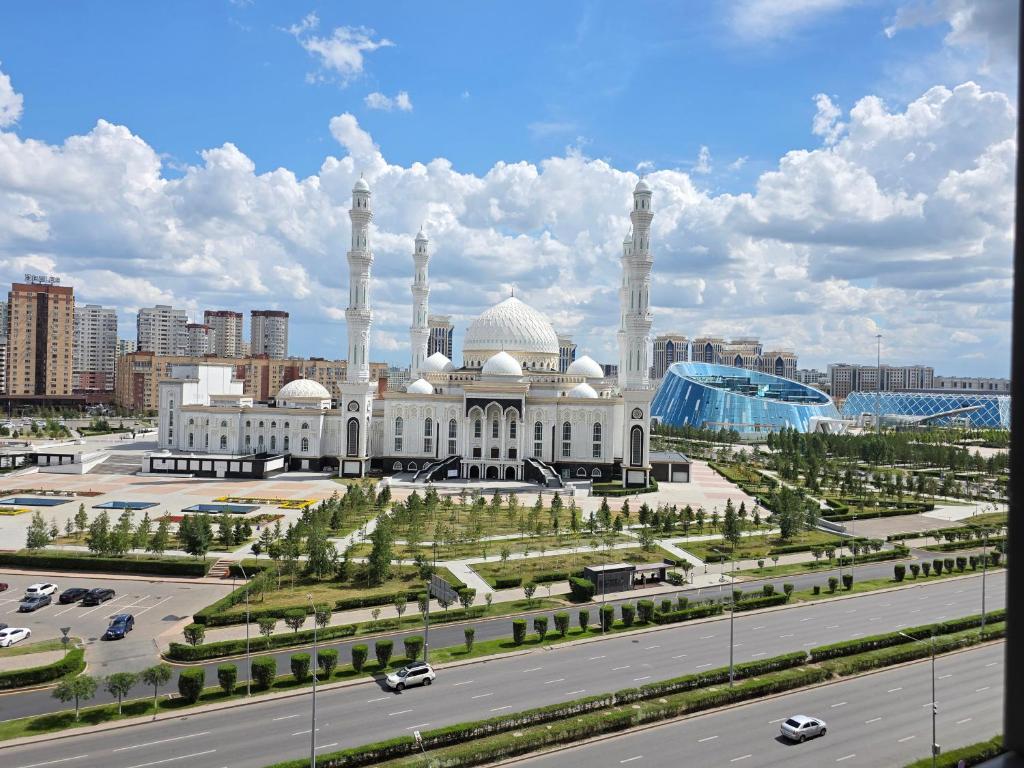 a mosque in a city with a road in front at 206 Luxury Апартаменты с шикарным видом на Мечеть Хазрет Султан,2х комн с 2-мя кроватями и раскладным диваном,2 санузла in Astana
