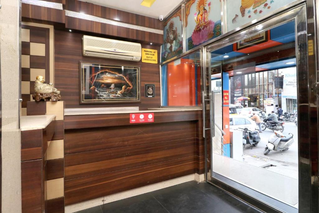 un negozio di fronte a un ristorante con finestra di HOTEL O Vivek International Hotel a Jalandhar