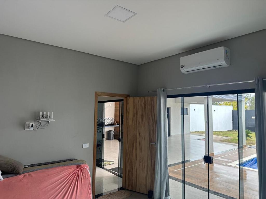 a room with a bed and a ceiling with a window at Moderna área com Wi-Fi e ar condicionado in Americana