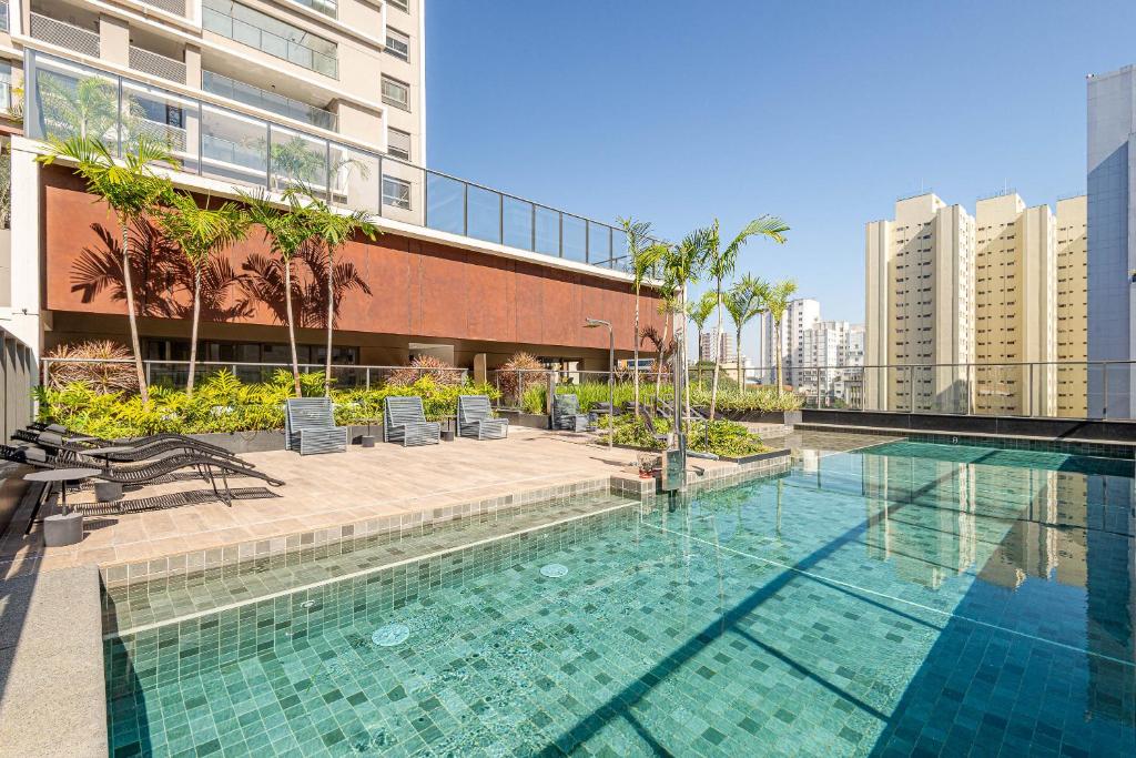 a swimming pool on the side of a building at Roomo Transamerica SP Vila Clementino in Sao Paulo