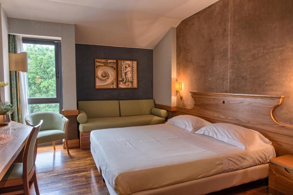Postel nebo postele na pokoji v ubytování BV Grand Hotel Assisi