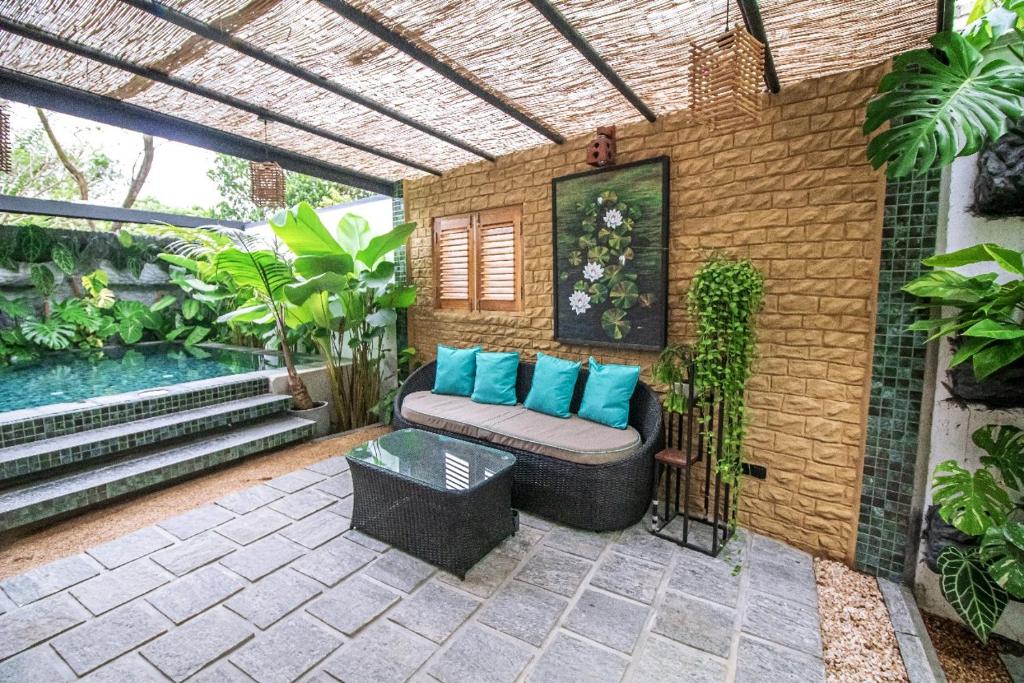 patio z kanapą na murze w obiekcie Calathea inn unawatuna w mieście Galle