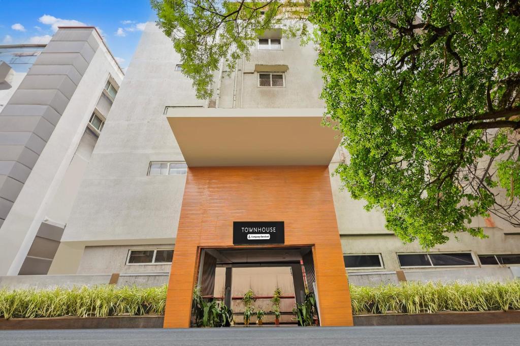 un edificio con un cartello sopra la porta di Super Townhouse Visakhapatnam a Visakhapatnam