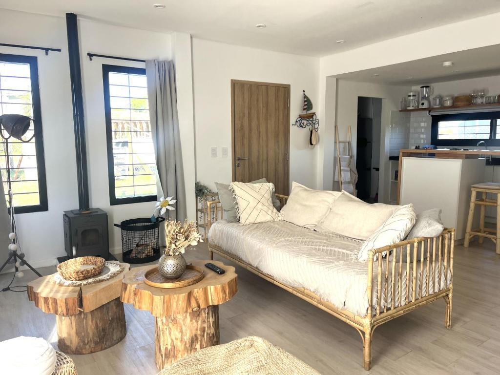 ein Wohnzimmer mit Sofa und Tisch in der Unterkunft Casa Laura - Casa en Chapa zona Cruz del Sur para 5 PAX - Hola Sur in Chapadmalal