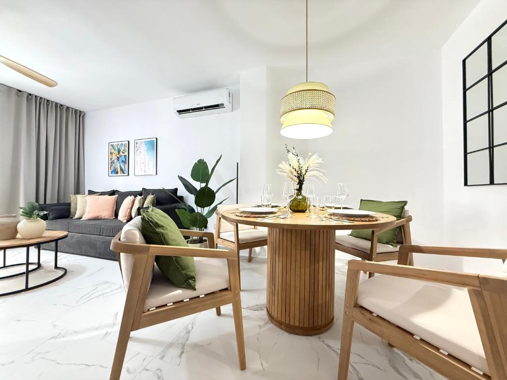 Posezení v ubytování Sunset Beach Apartment - Playa del Cura, 10 meters to Beach, Sea View, Centrally Located, Los Locos