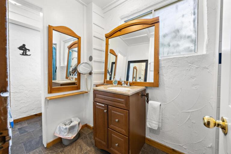 ein Badezimmer mit Waschbecken und Spiegel in der Unterkunft Margaritaville - Big Space with Lots of fun and Hot Tub 38R in Blue Mountains