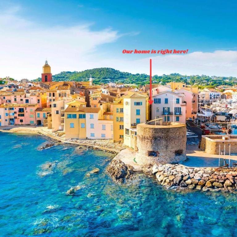 - une vue sur la ville, l'océan et les bâtiments dans l'établissement ComeCasa Two-Bedroom House on the Harbor, à Saint-Tropez