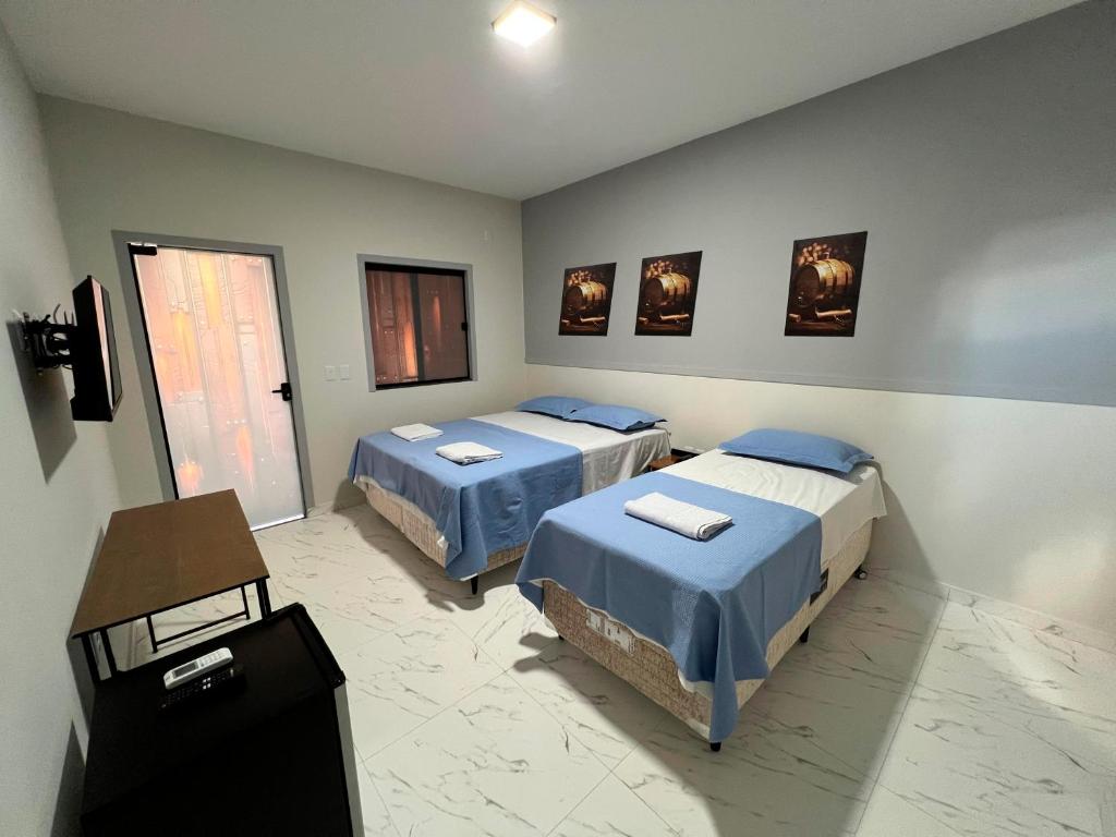 a room with two beds in a room at Hotel Acqua Park in Capim Grosso