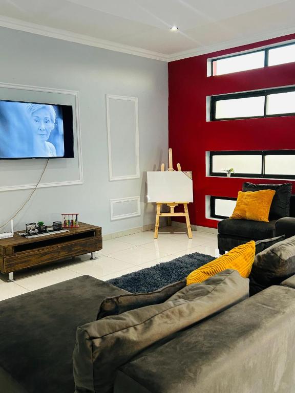 TV a/nebo společenská místnost v ubytování Nurtured Stay's