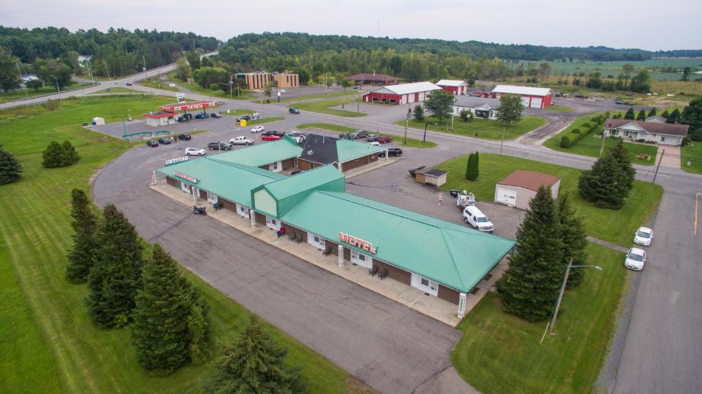 an overhead view of a large building with a parking lot at Place 19-67 Restaurant Motel in Plantagenet