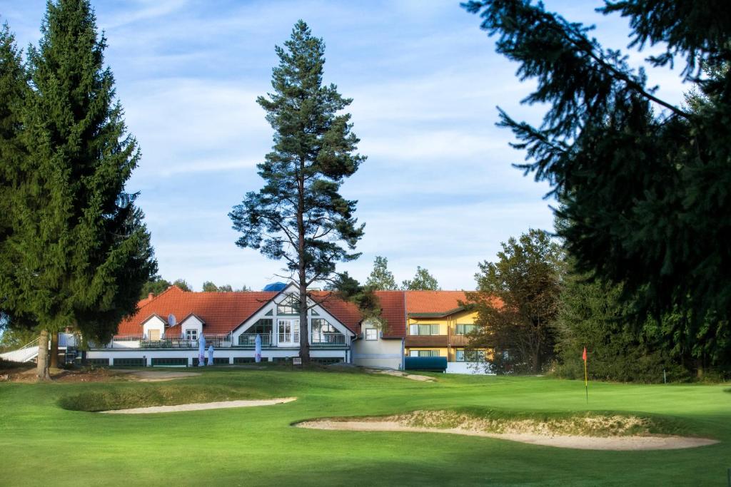 uma casa com uma árvore num campo de golfe em Golfresort Haugschlag em Haugschlag