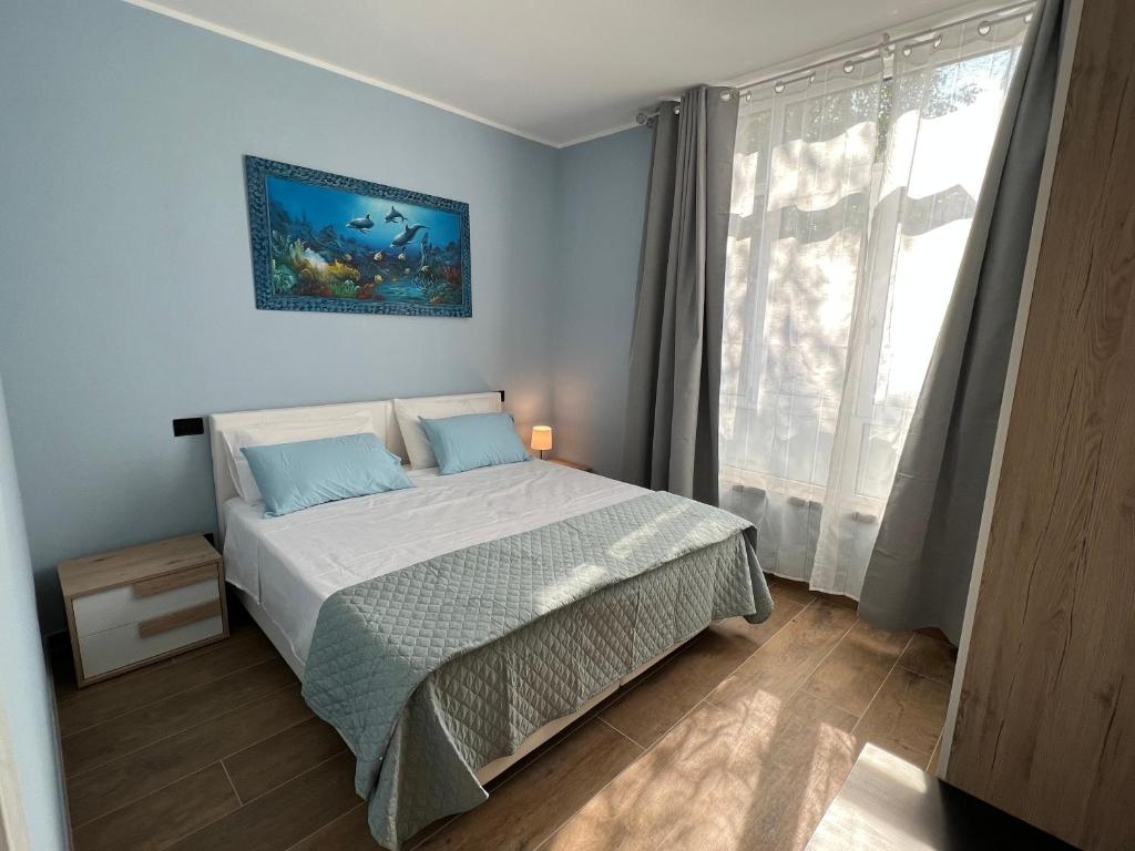 a bedroom with a bed and a window at Rubiera Sunny Apartments - Luminosi e vicino museo Ferrari in Rubiera
