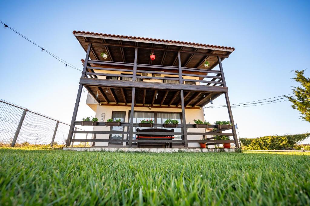 un edificio en medio de un campo de hierba en Hacienda del Mar'a, en Vama Veche