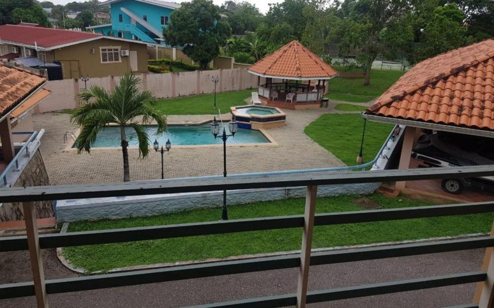 desde el balcón de un patio con piscina en Palm Springs Apartments, en Couva