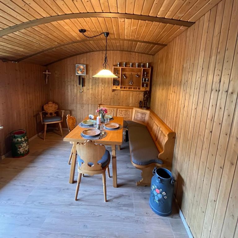 a dining room with a table and chairs in a room at Casa-Heckl in Tutzing