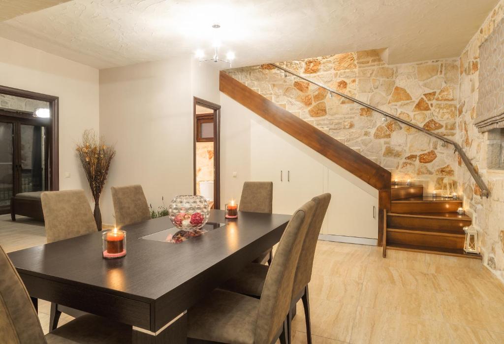 a dining room with a table and chairs at Eden Villas in Anafonítria
