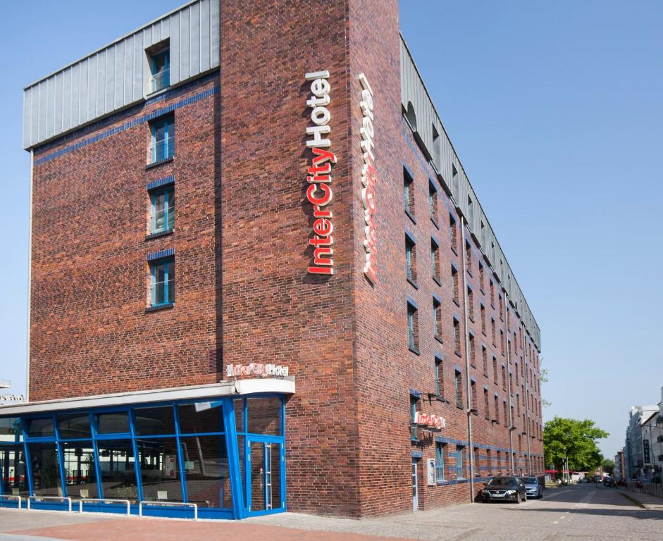 een bakstenen gebouw met een bord aan de zijkant bij IntercityHotel Hamburg Altona in Hamburg