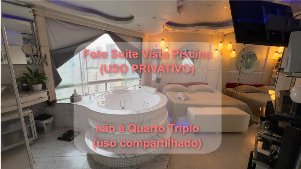 圣保罗Só Mulheres Cobertura Duplex Alto Padrão Shows Ginásio Parque Ibirapuera Jardins Av Paulista Paraíso Vl Mariana的一间带浴缸的浴室位于客房中间