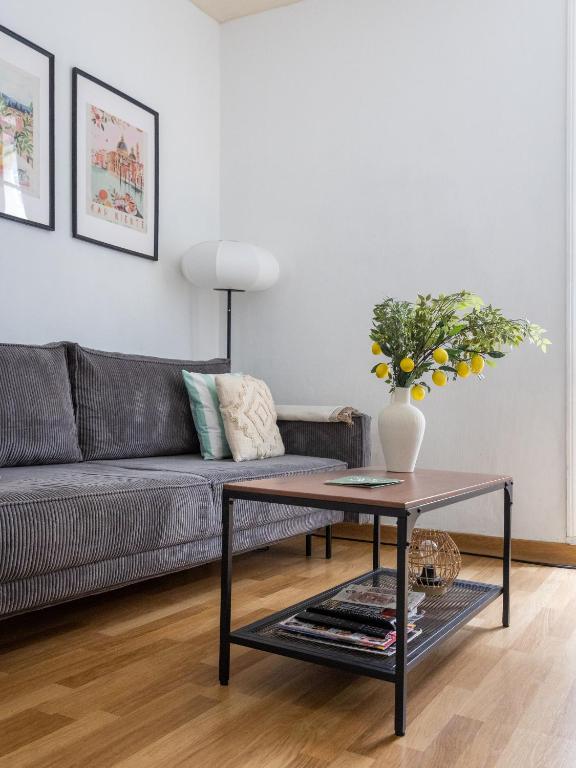 un salon avec un canapé et une table dans l'établissement La Dolce Notte - Calme & central, tout à pied, à Nantes