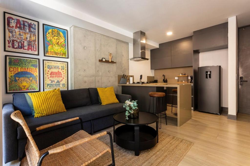 a living room with a couch and a kitchen at Riomaggiore City Tower Piscina Turco Gym in Cali