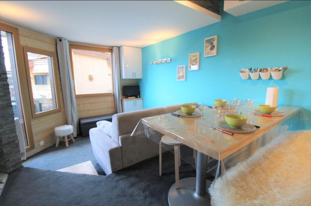 un salon avec une table et un canapé dans l'établissement Studio cocooning centre station avoriaz, à Morzine