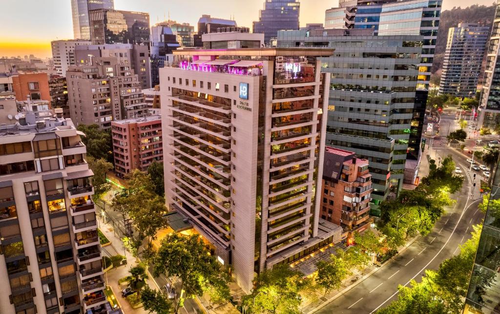 Una vista aérea de un edificio alto en una ciudad. en Plaza El Bosque Ebro, en Santiago