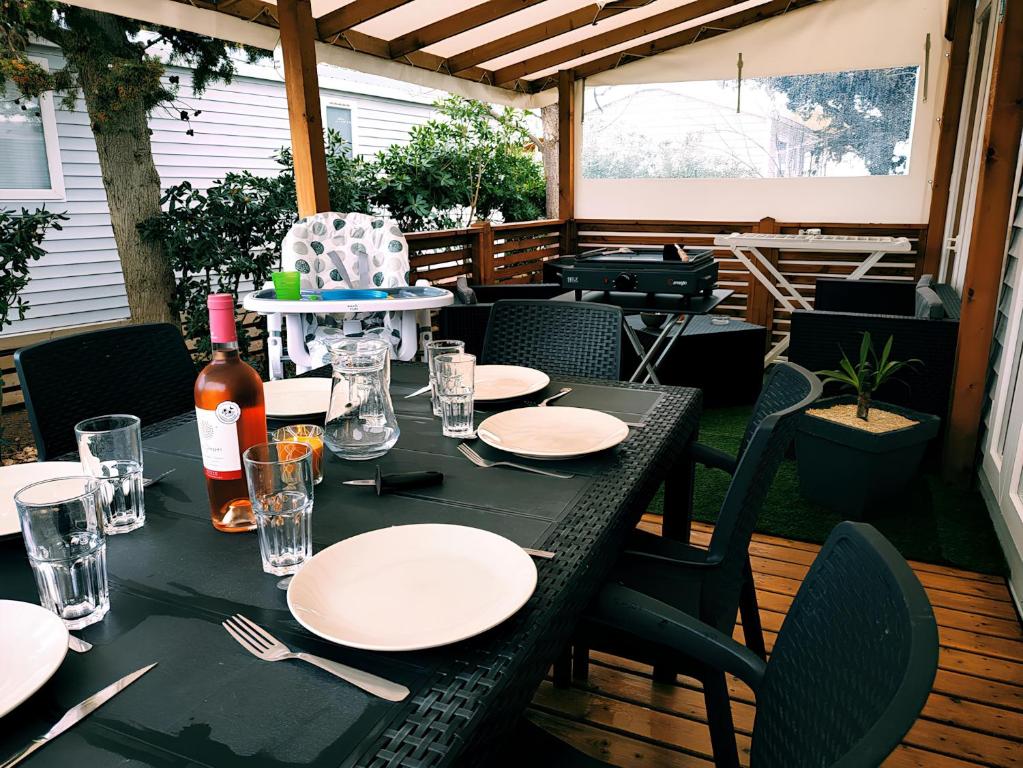Restaurace v ubytování Du soleil, du repos dans notre mobil home