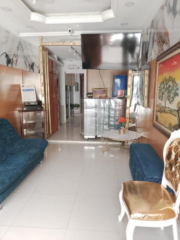 salon z kanapą i stołem w obiekcie hostal amanecer costero w mieście Santa Marta