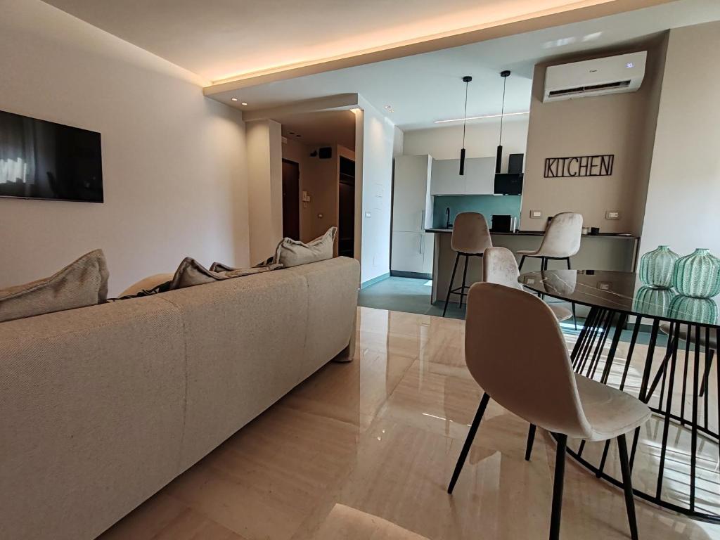 een woonkamer met een bank en een tafel bij Etnea161 in Catania