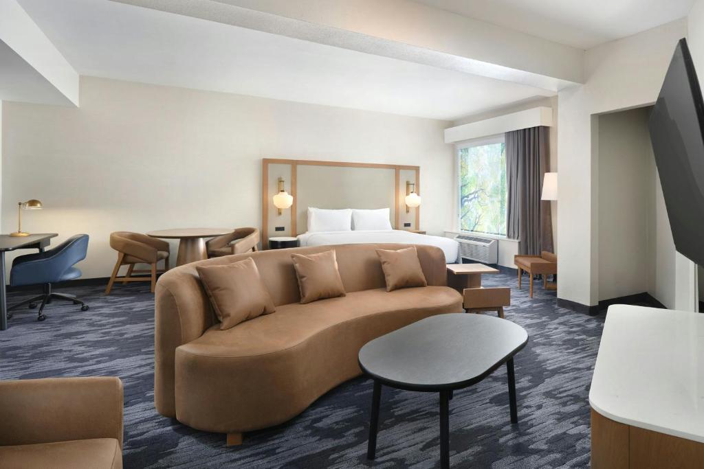 ダーラムにあるFairfield by Marriott Inn & Suites Durhamのソファとベッドのあるホテルの部屋