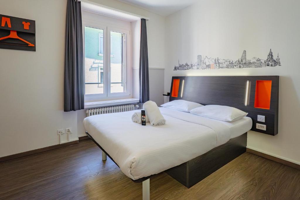Postel nebo postele na pokoji v ubytování easyHotel Zürich City Limmatplatz