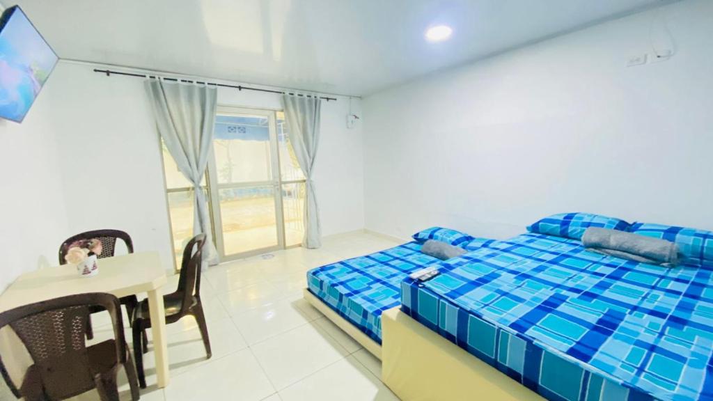 a bedroom with a bed and a table and a table and chairs at Mayo Habitación Tolu in Tolú