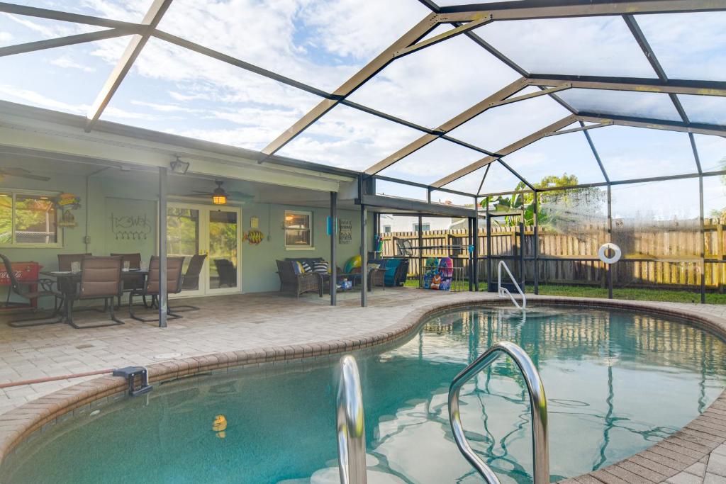 クリアウォーターにある6 Mi to Clearwater Beach Home with Furnished Lanaiの開閉式屋根付きのスイミングプール