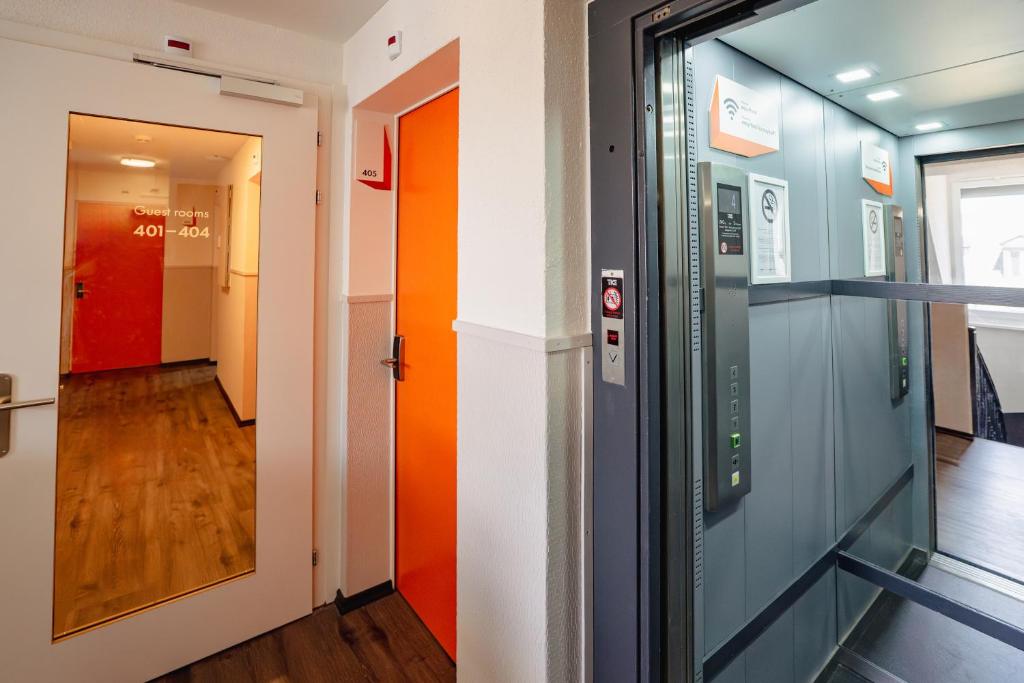 easyHotel Zürich City Main Station - Resim 8