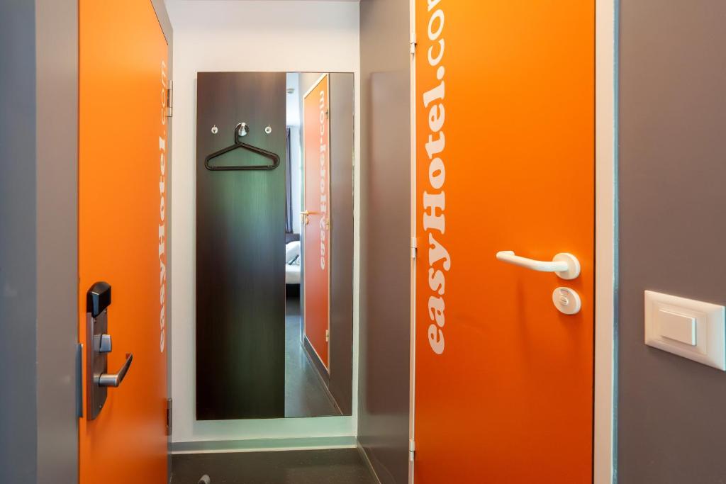 easyHotel Zürich City Centre - Resim 18