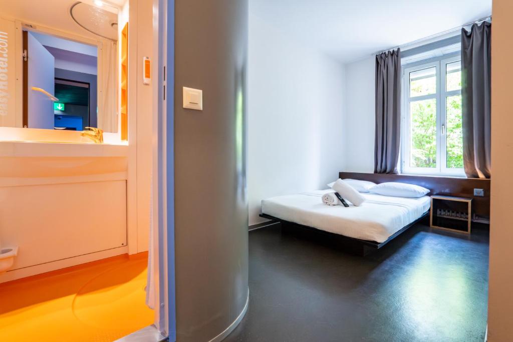 easyHotel Zürich City Centre - Resim 10