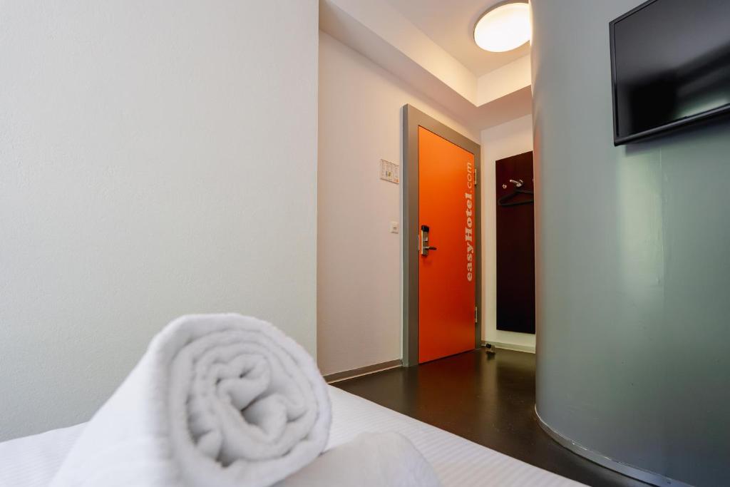 easyHotel Zürich City Centre - Resim 9