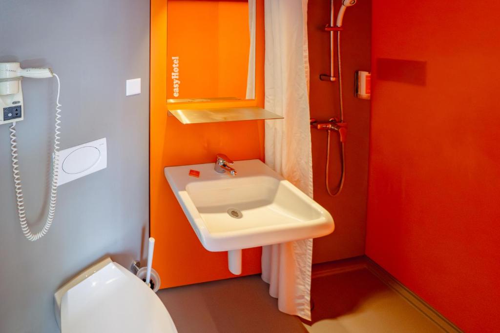 easyHotel Zürich City Centre - Resim 27