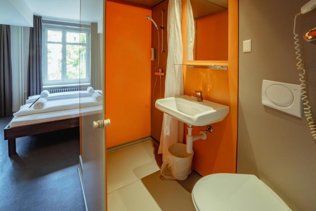 easyHotel Zürich City Centre - Resim 7