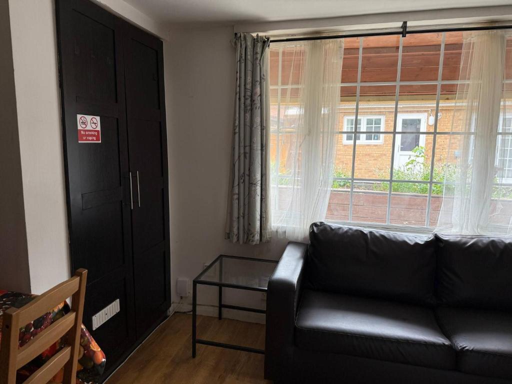 Ruang duduk di Serene Uxbridge Retreat with Central Heating Free Parking