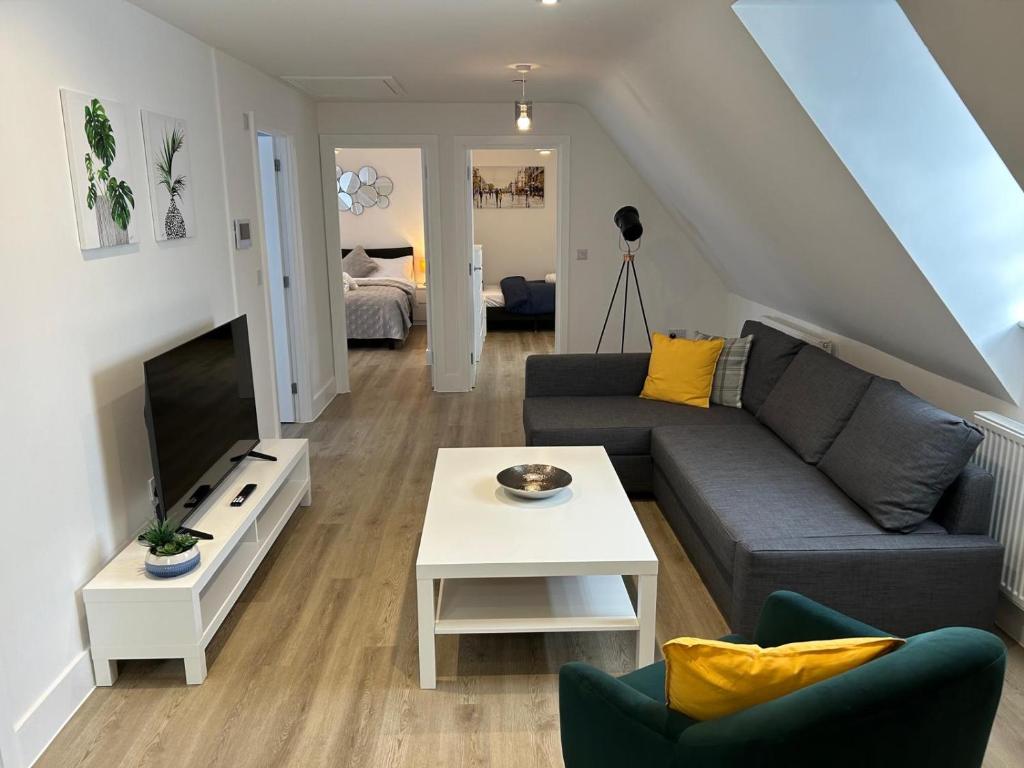 a living room with a couch and a tv at Modern Stay - Walk to Everything 6 in Ipswich