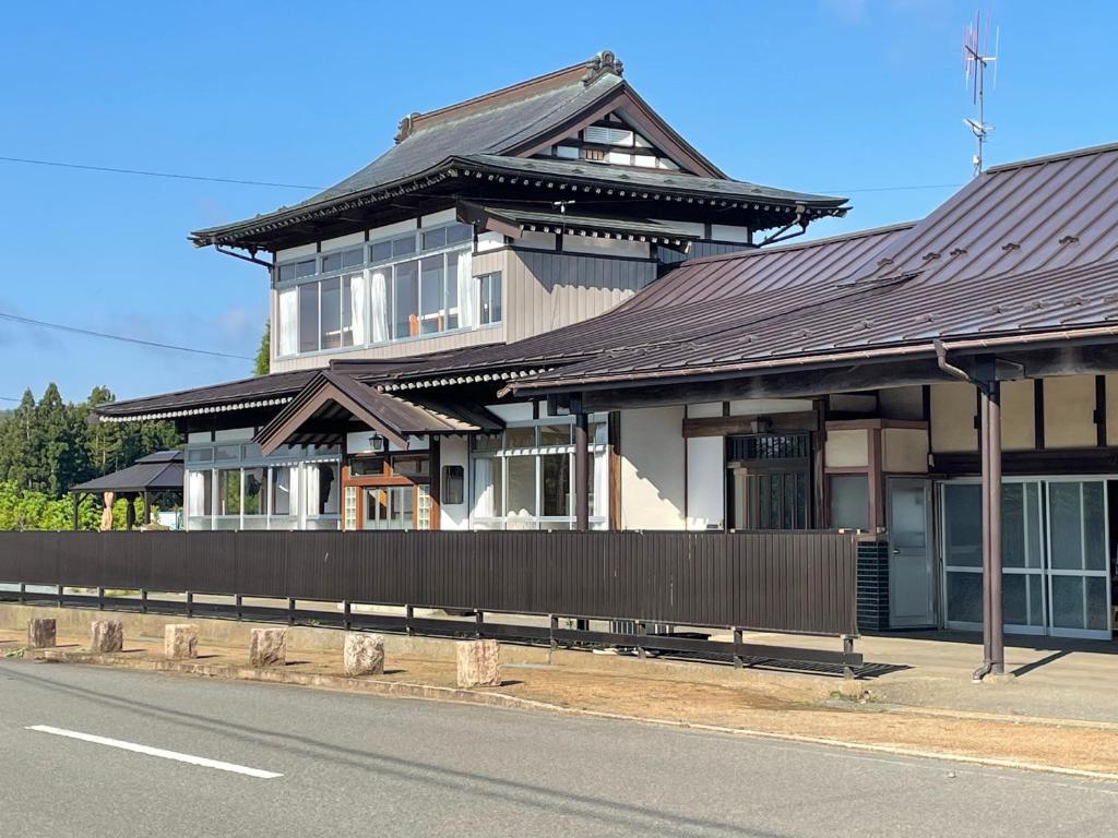 Το κτήριο όπου στεγάζεται  το διαμέρισμα