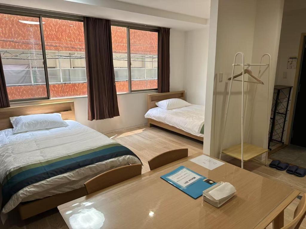 Postel nebo postele na pokoji v ubytování 201 Melon Home難波日本橋 徒歩10分黒門市場 徒歩5分心斎橋 1駅 広いお部屋